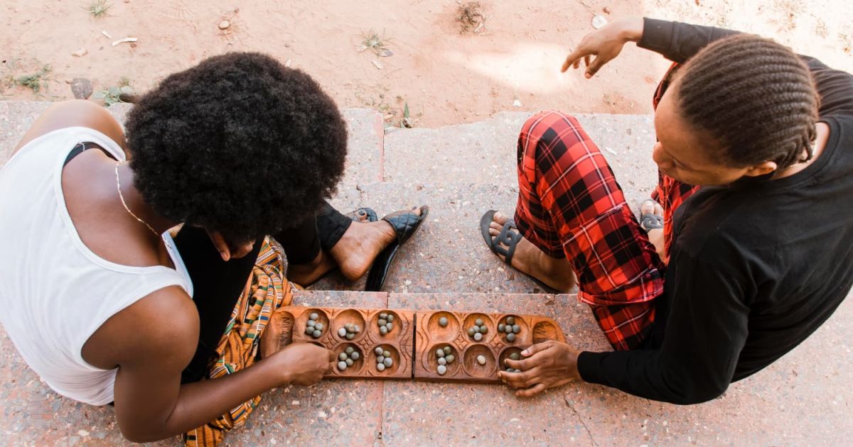Vista superior mujeres jugando un juego tradicional africano